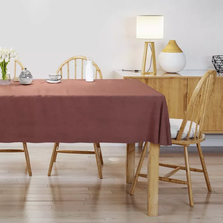 Obrus szyty bordowy z miękkiej półmatowej tkaniny welwetowej