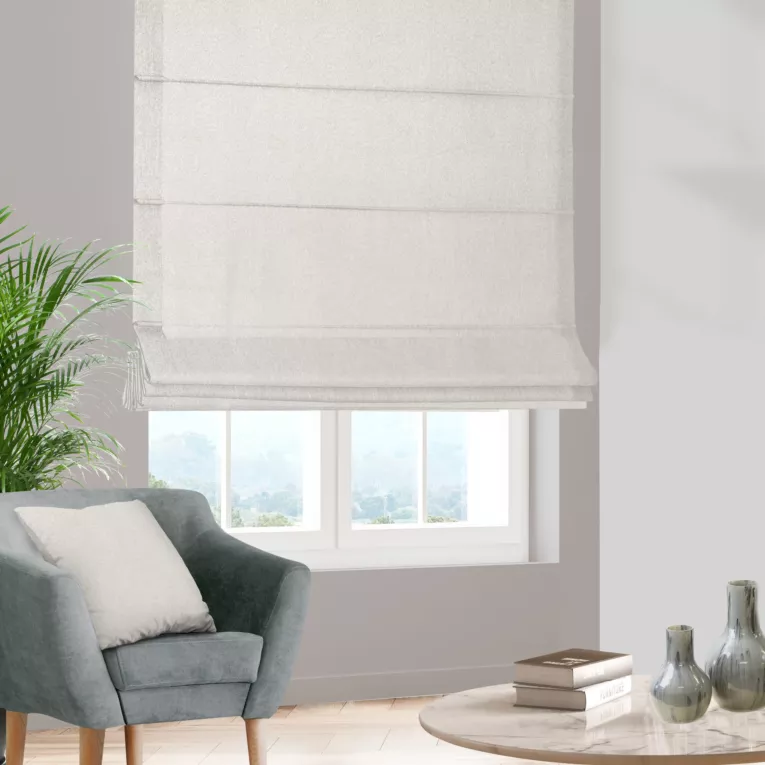 Roleta rzymska naturalna z gładkiej, zaciemniającej tkaniny z wyraźnym splotem