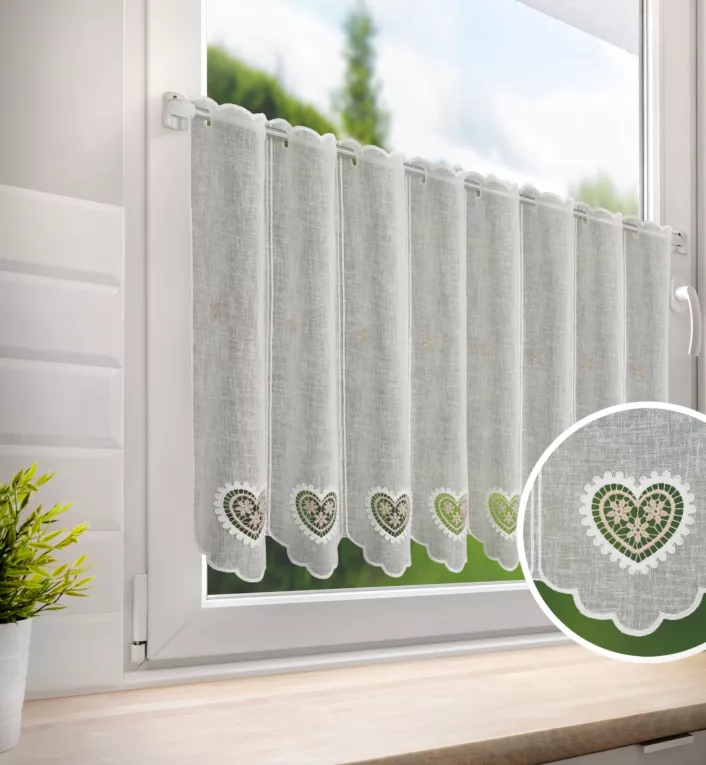 Tkanina firanowa zazdrostka z etaminy zdobiona haftowanymi ażurowymi sercami