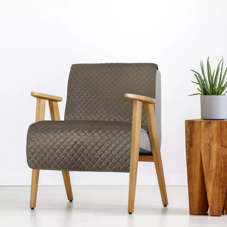 Narzuta welwetowa na fotel beżowa 70x160 cm pikowana metodą hot press z motywem rybiej łuski ARIEL Eurofirany Classic