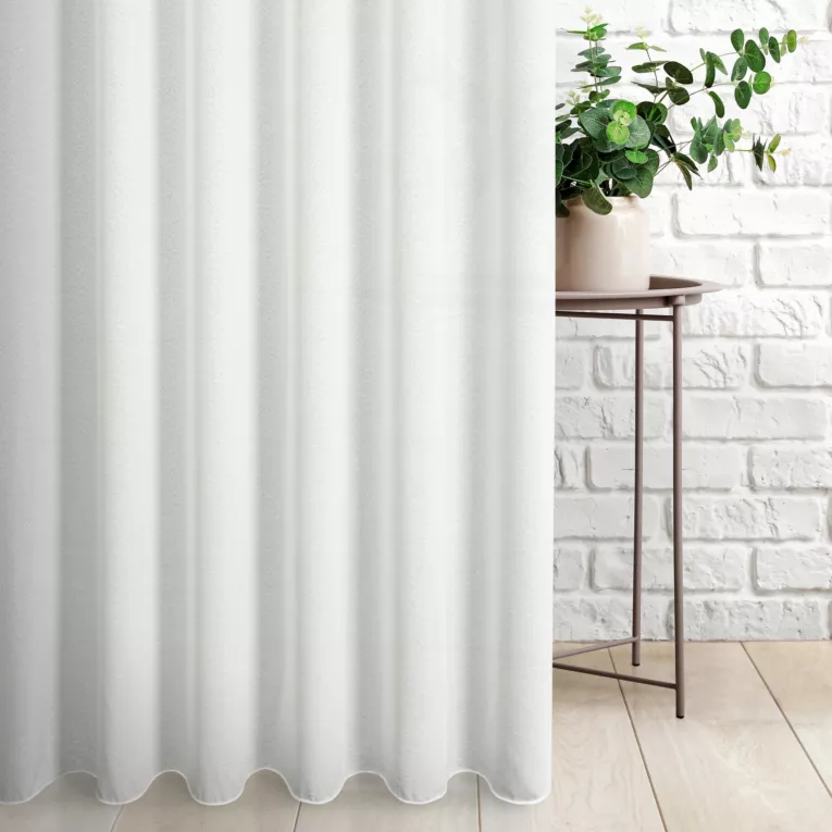 Firana szyta na flexach naturalna z tkaniny z efektem deszczyku i lekkim połyskiem, wykończona obciążnikiem