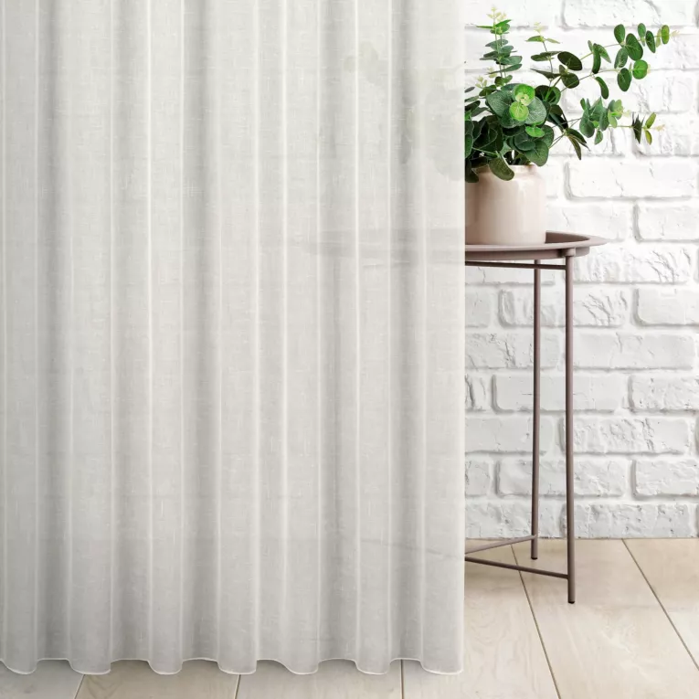 Firana szyta na taśmie 5 cm kremowa z grubej, matowej tkaniny o naturalnym splocie wykończona obciążnikiem