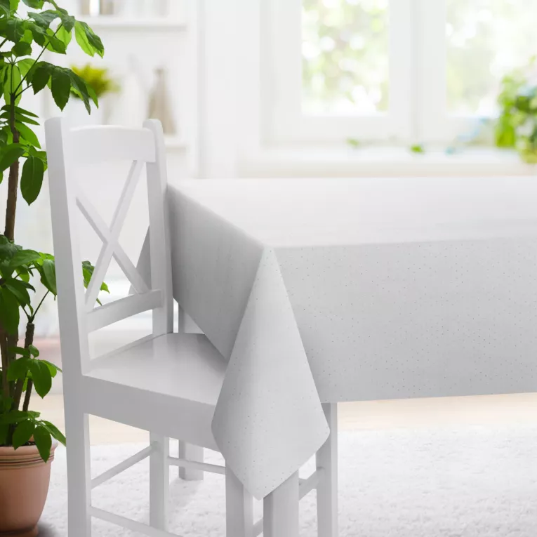 Obrus szyty biało srebrny z gładkiej tkaniny przeplatanej błyszczącą lureksową nicią o wzorze w kropki