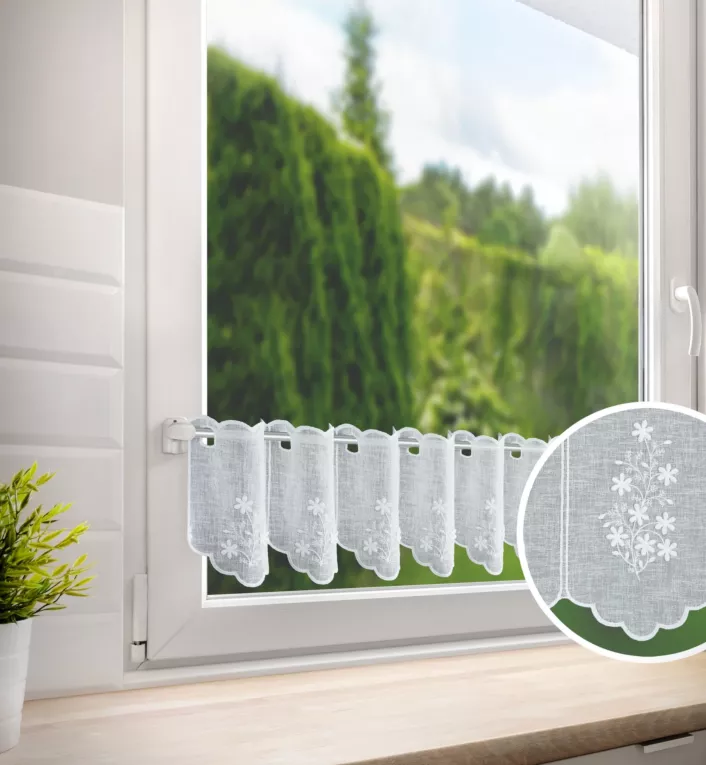 Tkanina firanowa zazdrostka z haftowanym wzorem