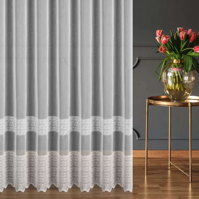 Firana szyta na taśmie fala biała z matowej tkaniny z efektem deszczyku zdobionej haftem w formie poziomych pasów