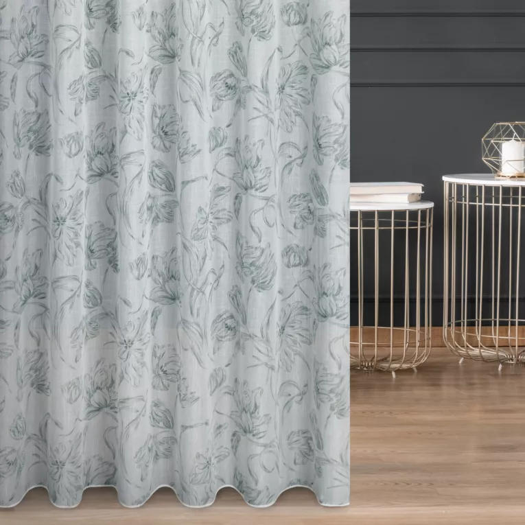 Firana szyta na taśmie 5 cm biało zielona z matowej tkaniny typu etamina z kwiatowym nadrukiem, wykończona obciążnikiem