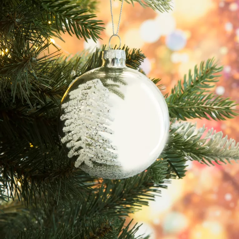 Szklana bombka ręcznie zdobiona brokatowymi choinkami