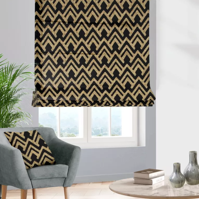 Roleta rzymska czarno złota z szenilowej tkaniny w geometryczny wzór przetykany błyszczącą nicią