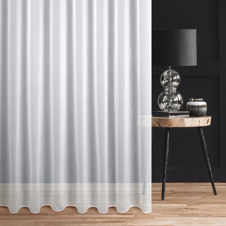 Firana szyta na taśmie 5 cm biała z delikatnej elaganckiej tkaniny, wykończonej obciążnikiem