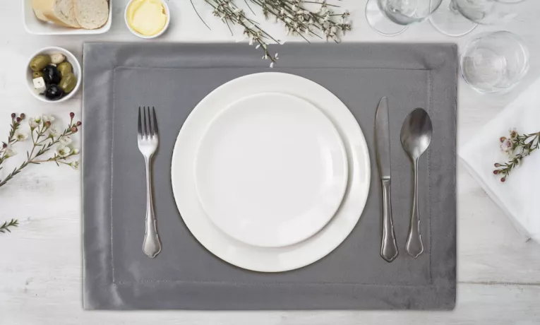 Komplet podkładek 4 szt 40x140 cm stalowych welwetowy MELINDA z ozdobną listwą