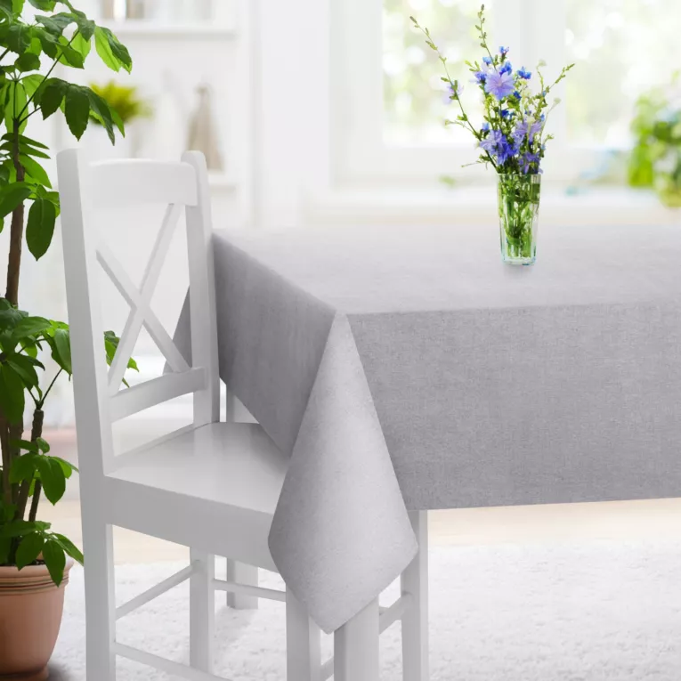 Obrus szyty srebrny z miękkiej w dotyku tkaniny szenilowej