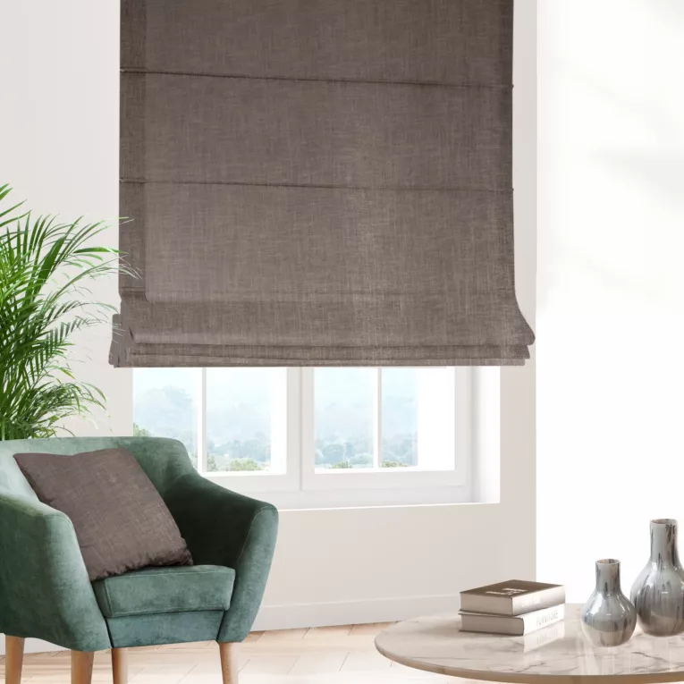 Roleta rzymska pudrowo różowo złocista z tkaniny o luźnym splocie, z połyskliwym nadrukiem Italissima Eva Minge