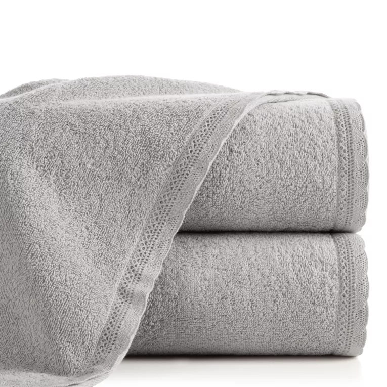 Ręcznik kąpielowy 50x90 cm bawełniany kolor srebrny zdobiony kordonkową koronką 500 g/m2 SOFIA