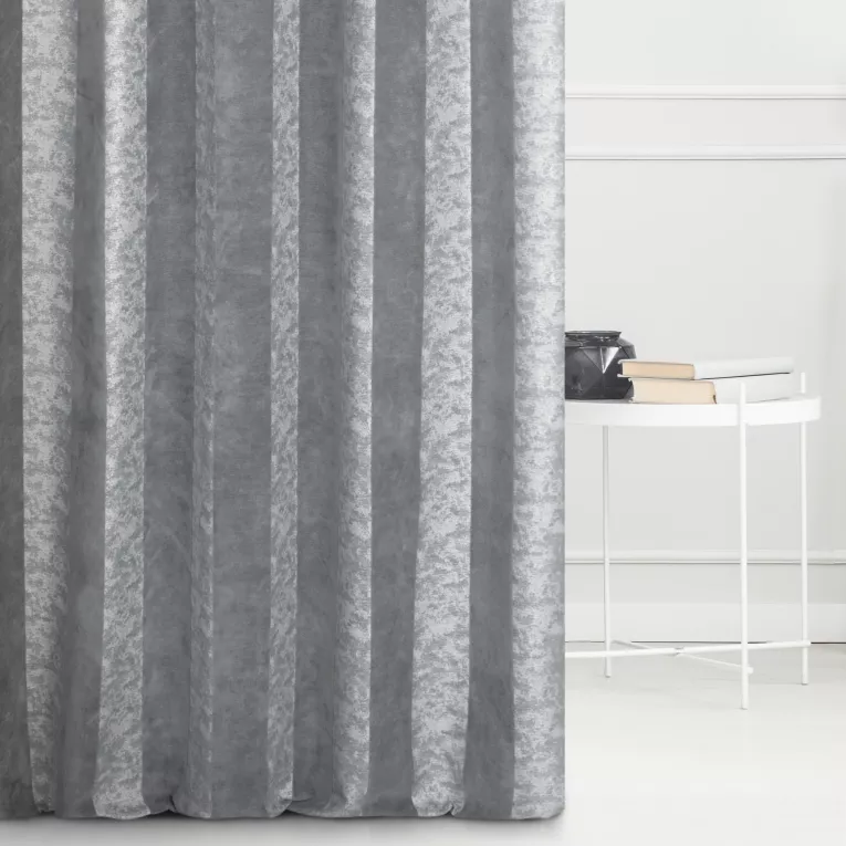 Zasłona szyta na taśmie 5 cm CALVIA1 srebrna z szenilowej tkaniny w klasyczne pionowe pasy przetykane błyszczącą nicią