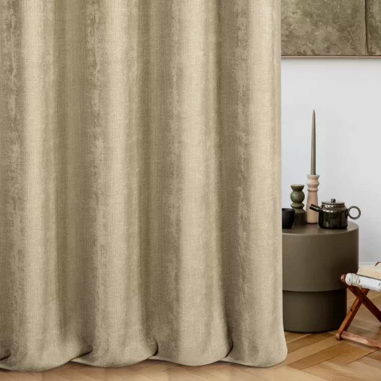 Zasłona szyta na taśmie 5 cm beżowa z miękkiej w dotyku tkaniny szenilowej