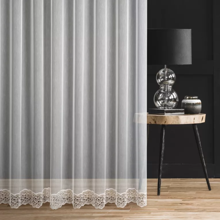 Firana szyta na taśmie 5 cm naturalna z delikatnej tkaniny typu aden zdobiona aplikacją