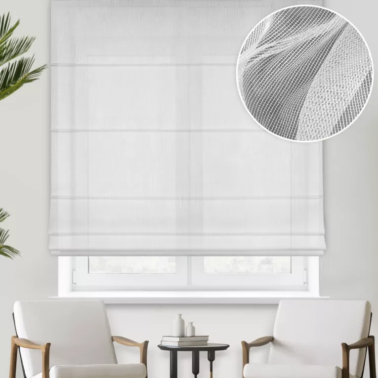 Roleta rzymska biało srebrna z matowej tkaniny z połyskujaca nicią, wykończona obciążnikiem