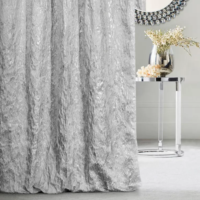 Zasłona szyta na flexach JAMIL srebrna z tkaniny o nieregularnym wypukłym wzorze i lekkim połyskiem