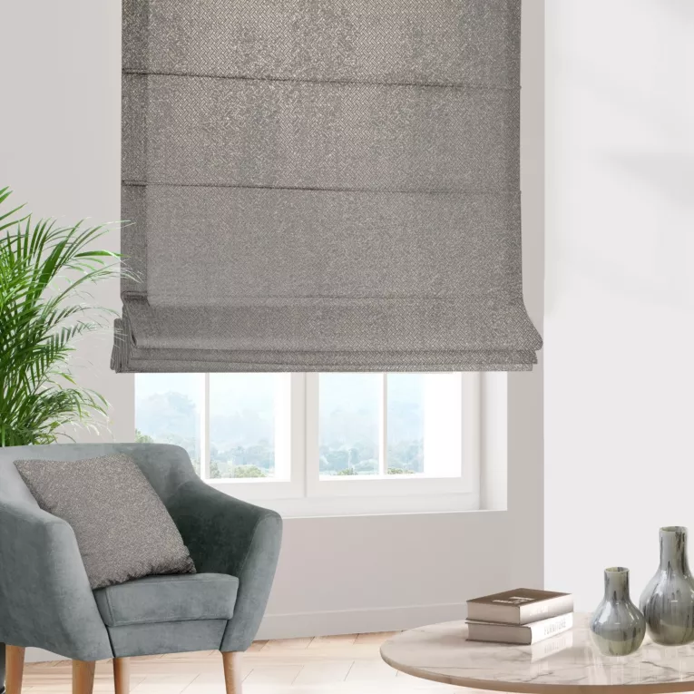 Roleta rzymska srebrno złocista z połyskującej tkaniny z geometrycznym, drobnym wzorem Pierre Cardin