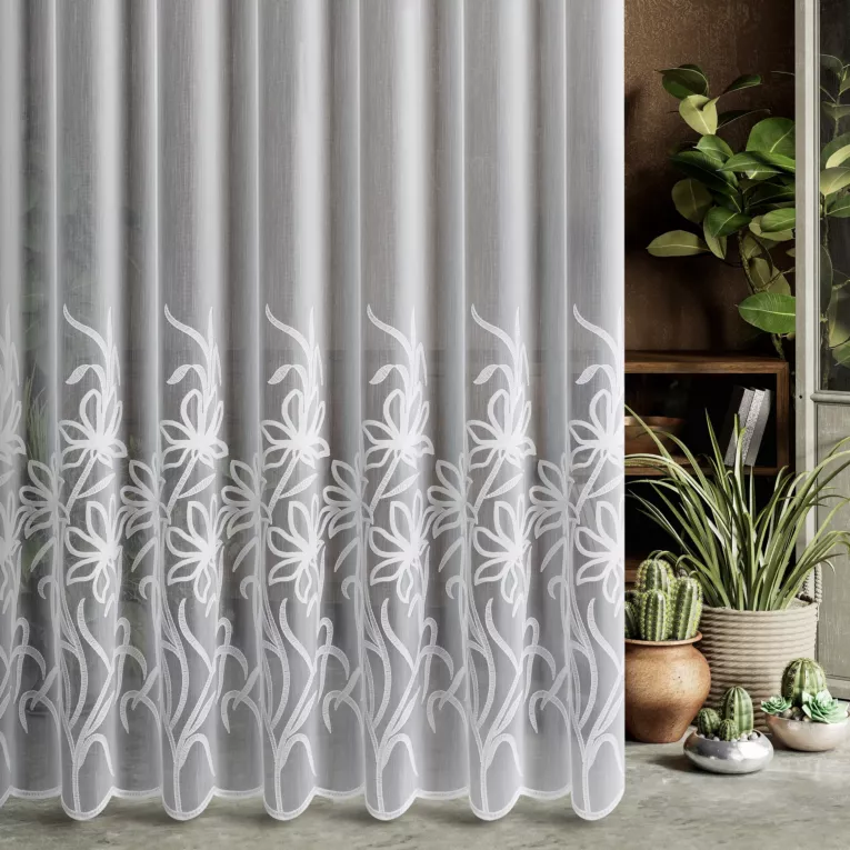 Firana szyta na taśmie 5 cm biała z tkaniny typu aden zdobionej roślinnym haftem