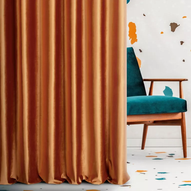 Zasłona szyta na taśmie 5 cm ruda z miękkiej tkaniny welwetowej