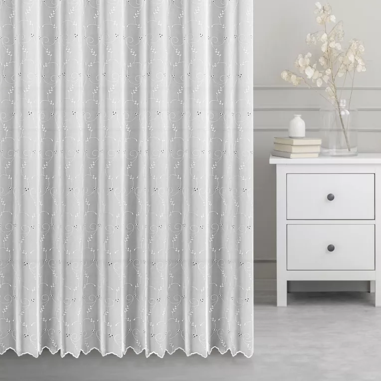 Firana szyta na taśmie 5 cm TESSA biała z matowego tiulu haftowanego w drobny roślinny wzór z ażurem