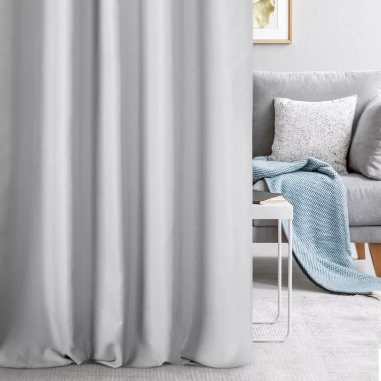 Zasłona szyta na taśmie 5 cm JULIETT srebrna z eleganckiej połyskującej tkaniny przetykanej lureksową nicią