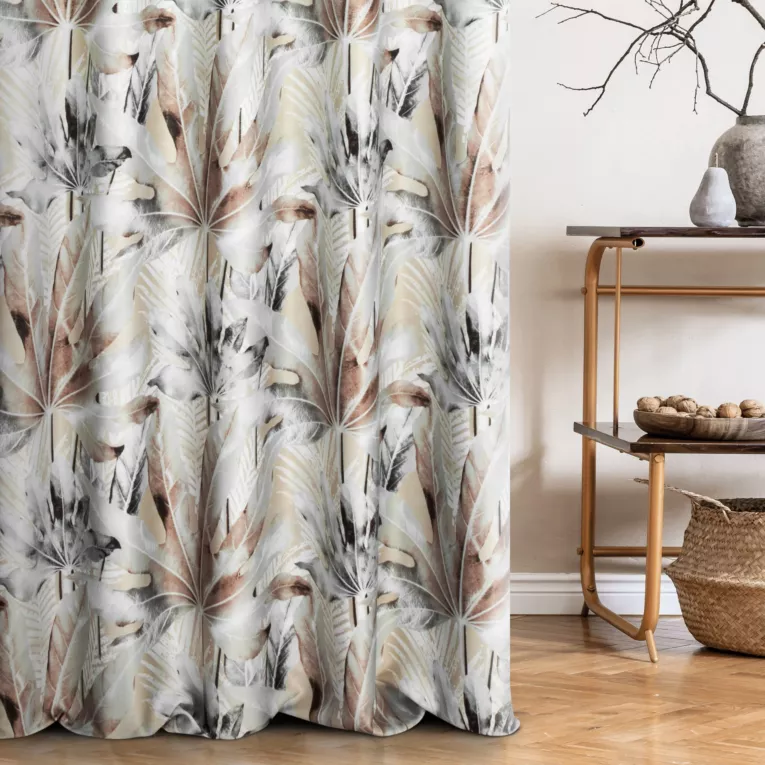 Zasłona szyta na taśmie 5 cm beżowo popielata z miękkiej tkaniny typu blackout drukowanej we wzór botaniczny
