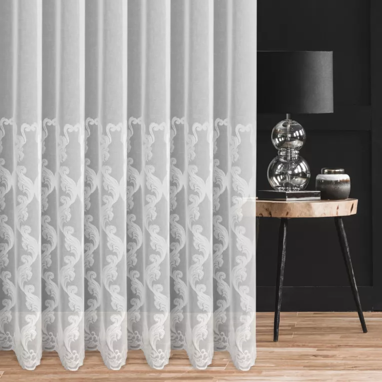 Firana szyta na taśmie 5 cm biała z tkaniny typu ETAMINA zdobionej łańcuszkowym haftem