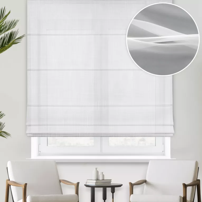 Roleta rzymska naturalna z delikatnej, połyskującej tkaniny wykończonej obciążnikiem