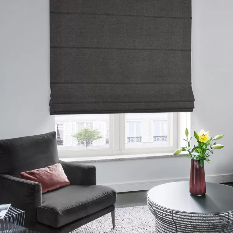 Roleta rzymska LOVELY grafitowa z widocznym ozdobnym splotem, o naturalnym charakterze