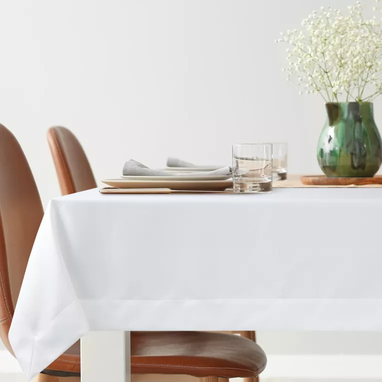 Obrus na stół 140x220 cm biały zdobiony kantą - LUCY
