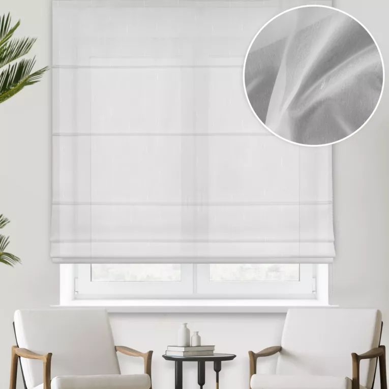 Roleta rzymska biała z delikatnej i miękkiej tkaniny, zdobionej po całości deszczykiem, wykończona obciążnikiem