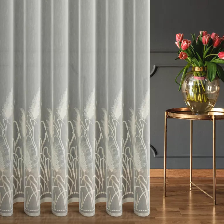 Firana szyta na taśmie 5 cm naturalna z delikatnej tkaniny typu aden, wykończonej roślinnym haftem