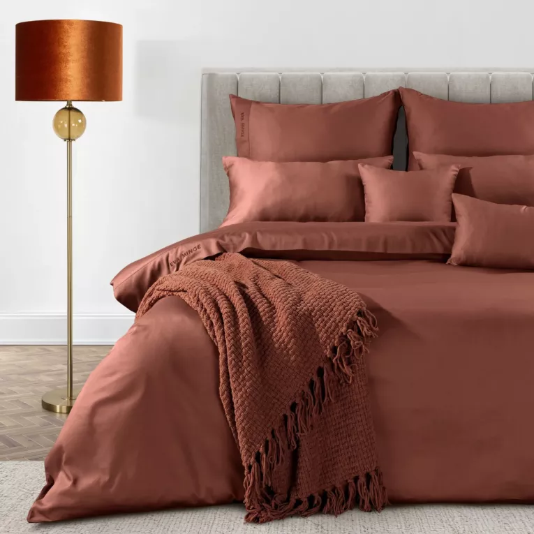 Pościel 140x200 cm z bawełny, makosatyny kolor marsala z ozdobną kantą i haftem kolekcja MINGE ELEGANTE