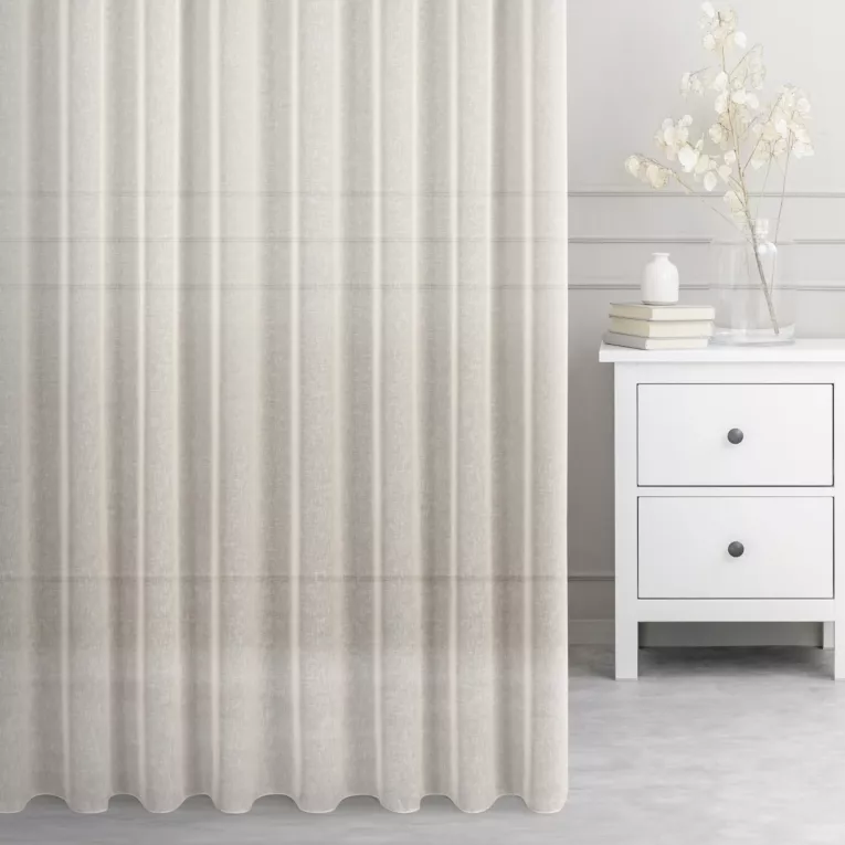 Firana szyta na taśmie 5 cm jasnobeżowa z gładkiej matowej etaminy o naturalnym splocie, wykończona obciążnikiem