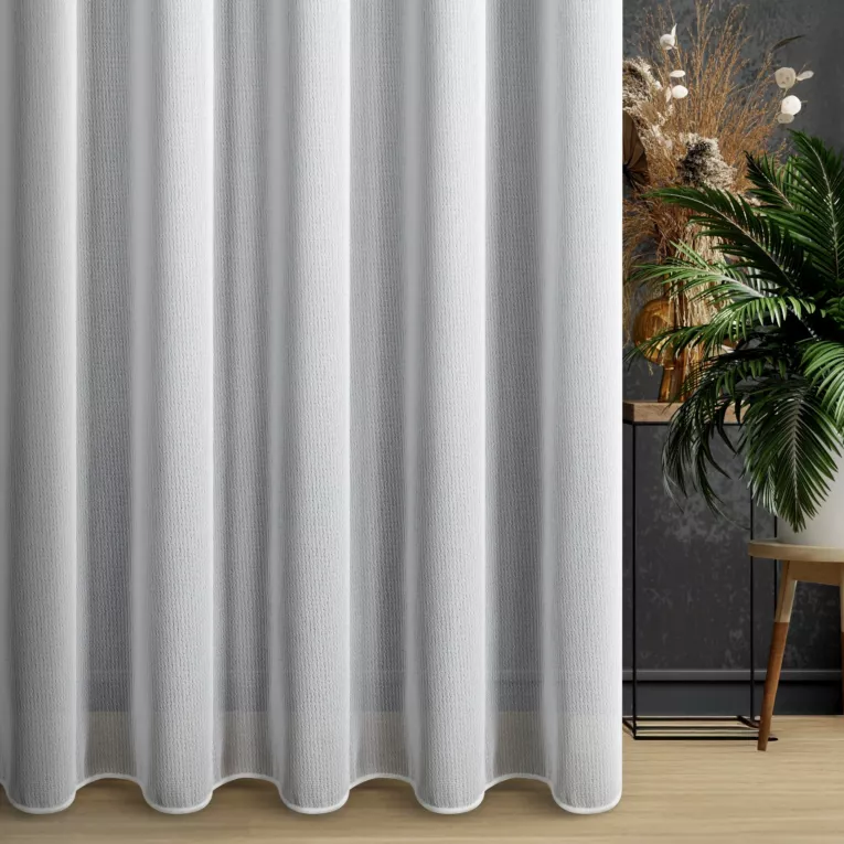 Firana szyta na taśmie 8 cm biała z miękkiej tkaniny z dodatkiem przeźroczystej, połyskującej nici, wykończona obciążnikiem