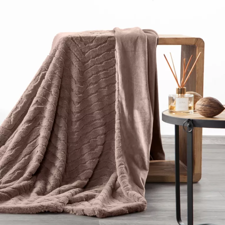 Koc 150x200 cm ciemnobeżowy, z miękkiej tkaniny futerkowej z efektem 3D KATE