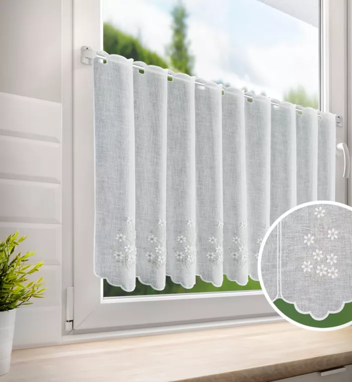 Tkanina firanowa zazdrostka z haftowanym wzorem