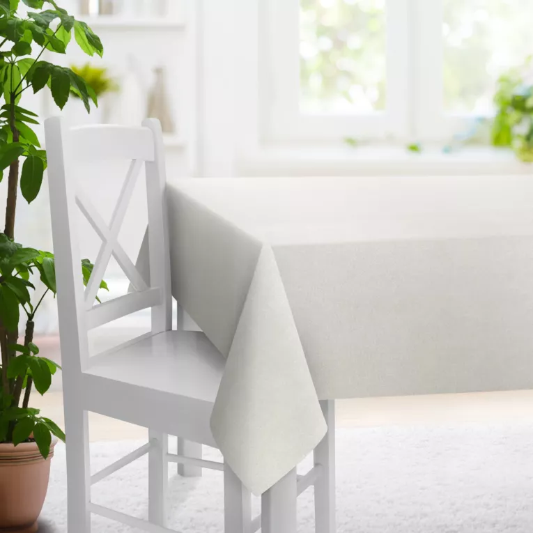 Obrus szyty naturalny z gładkiej, zaciemniającej tkaniny z wyraźnym splotem