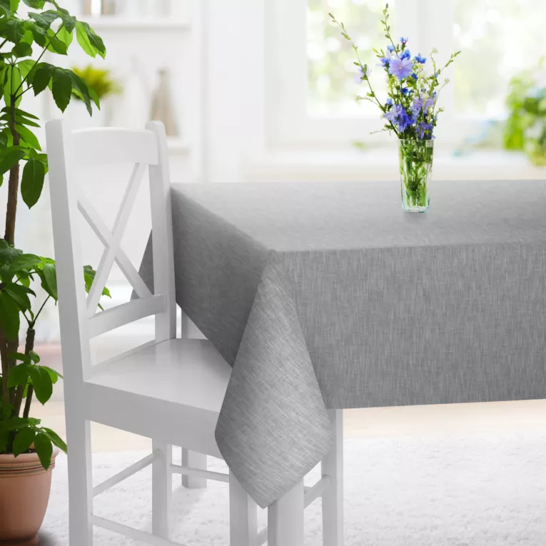 Obrus szyty jasnoszary ze strukturalnej tkaniny typu blackout, zaciemniająca w 100%