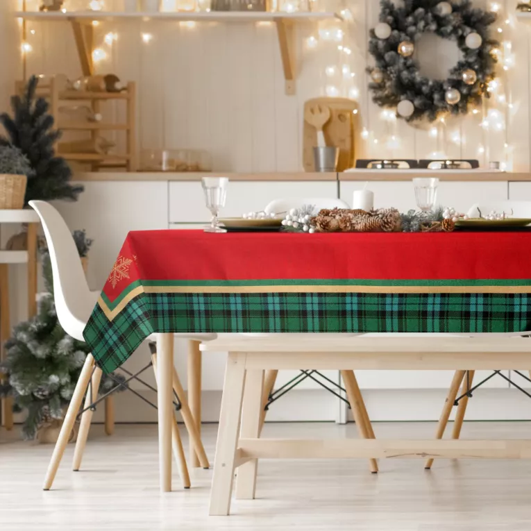 Obrus czerwono, zielony 140x200 cm gobelinowy CHERRY z motywem złotych śnieżynek i ozdobną kantą w kratę