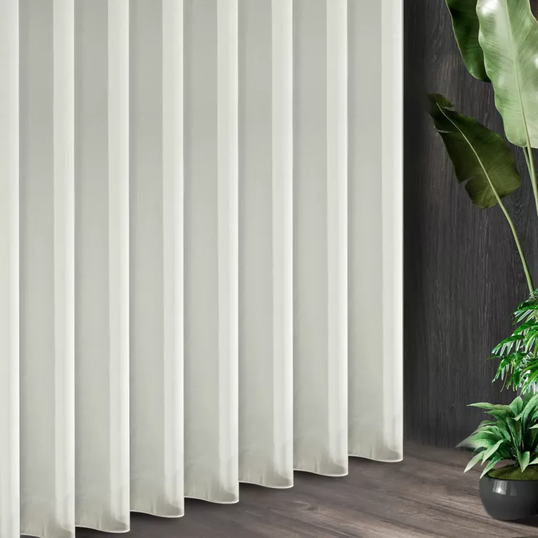 Tkanina firanowa   o strukturalnym splocie, utkana ze skręcanej nici zakończona szwem obciążającym