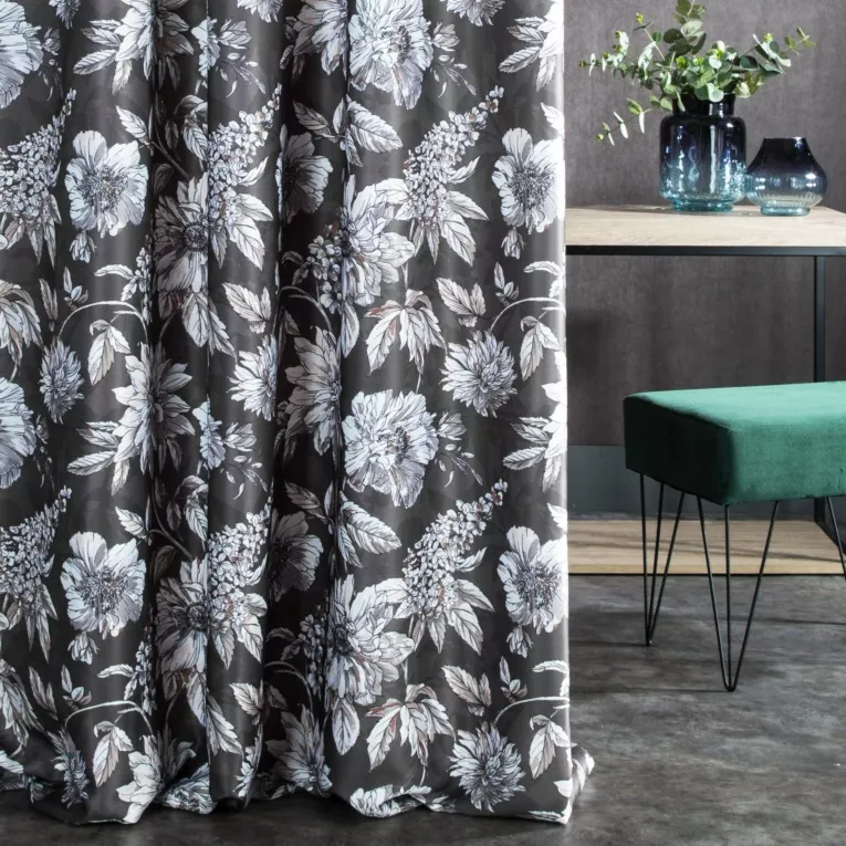 Zasłona szyta na fleksach MISHA stalowo biała z miękkiej tkaniny typu blackout drukowanej w nowoczesny kwiatowy wzór