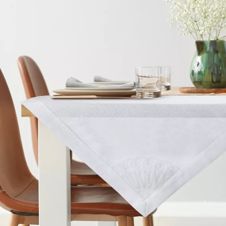 Bieżnik na stół biały 85x85 ELEN zdobiony ozdobną kantą i haftowaną koronką EUROFIRANY PREMIUM