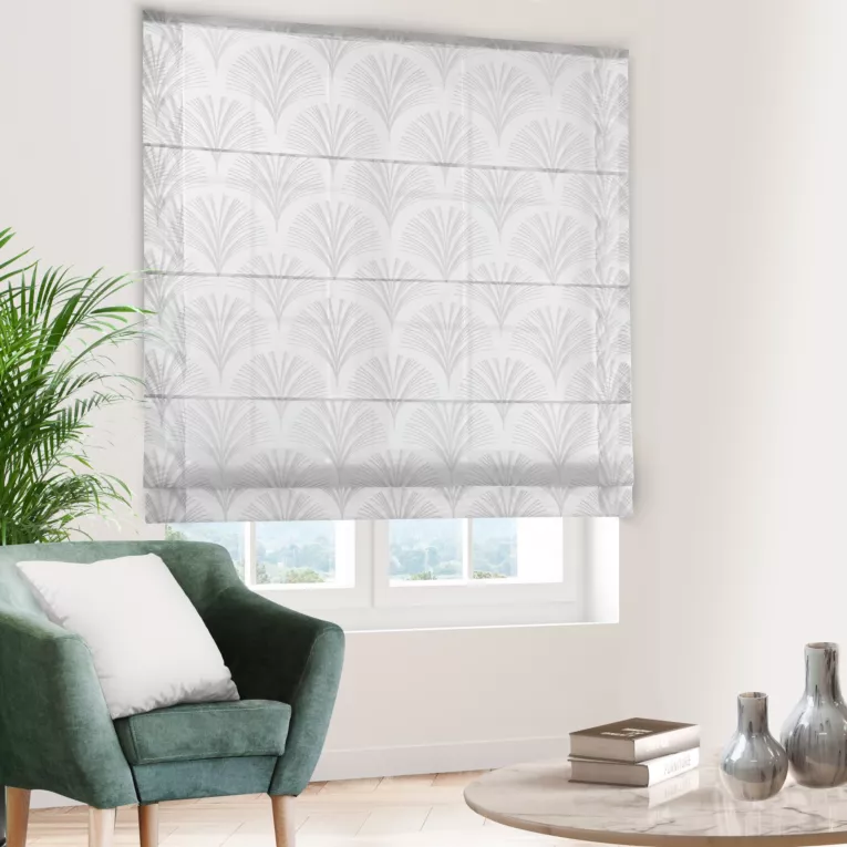 Roleta rzymska biało srebrna z tkaniny typu BATYST z delikatnie połyskującym, geometrycznym nadrukiem na całości tkaniny, wykończona obciążnikiem