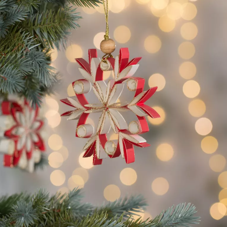 Ozdoba choinkowa śnieżynka w stylu eko zdobiona delikatnymi drobinkami brokatu