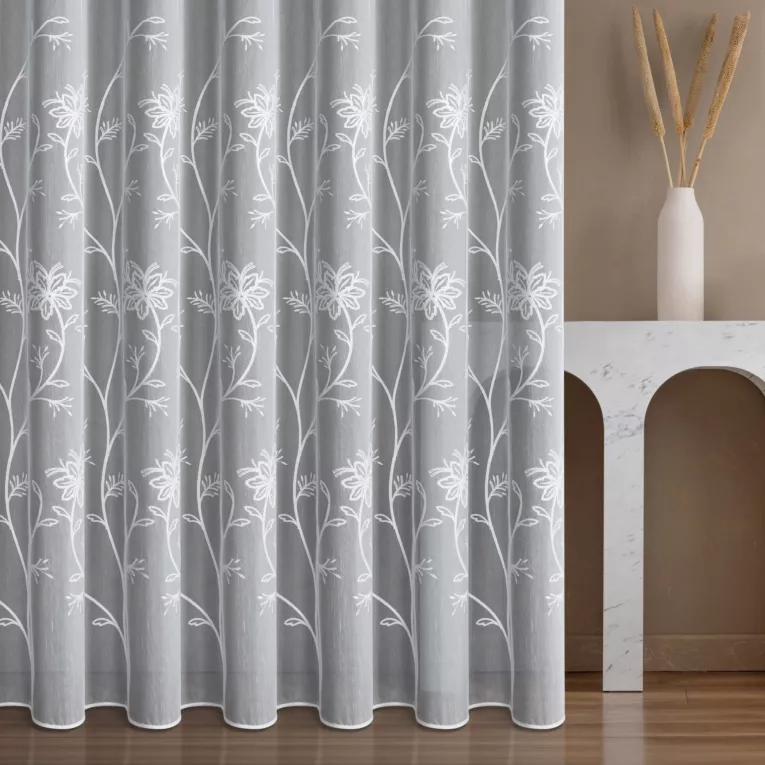 Firana szyta na taśmie 5 cm biała z tkaniny z efektem deszczyku, zdobionej haftem łańcuszkowym, wykończonej obciążnikiem