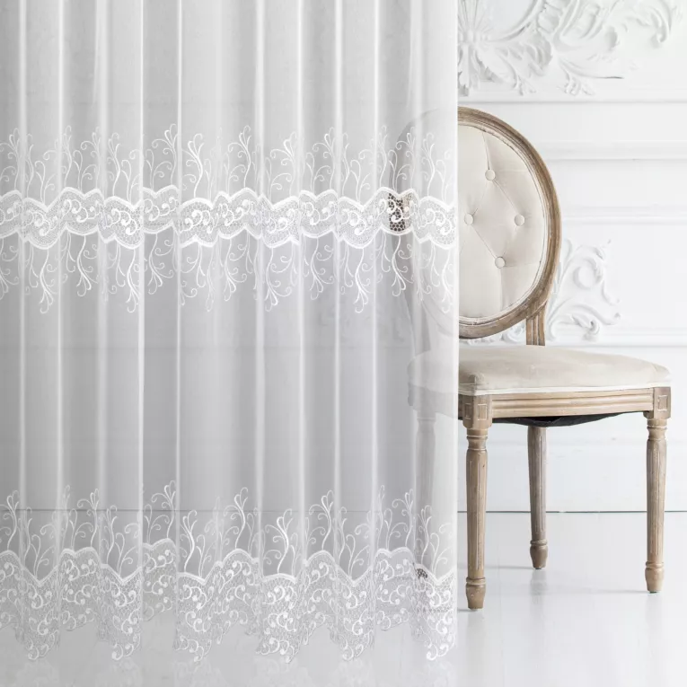 Firana szyta na flexach biała z gładkiej matowej markizety zobiona aplikacją