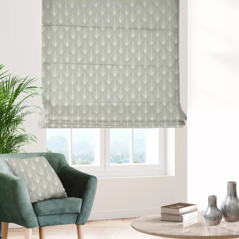 Roleta rzymska beżowo złota z tkaniny w elegancki geometryczny wzór z błyszczącą nicią